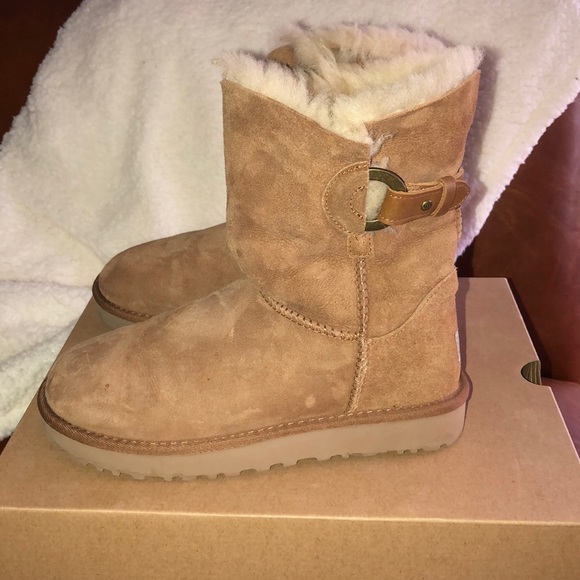 Ugg Nash Boots - Picture 1 of 8